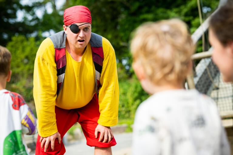 Pelle hilser på små nysgjerrige gjester i Dyreparken.