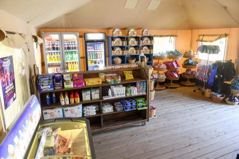 Kiosken i Roligheden camping med tøy, solkrem, is, snacks, drikke og mer.