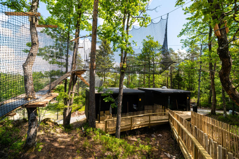 Klatreløypa over hytter i Juliusskogen.