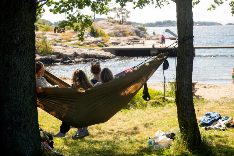 Barn har det gøy i en hengekøye på Roligheden camping ved Bertesbukta.